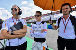 Stoffel Vandoorne, McLaren on the grid