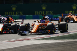 Fernando Alonso, McLaren MCL33, battles with Daniel Ricciardo, Red Bull Racing RB14