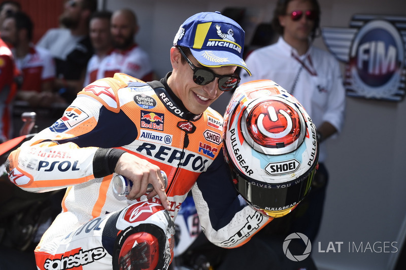 Marc Marquez, Repsol Honda Team, mostrando una rozadura en su mono