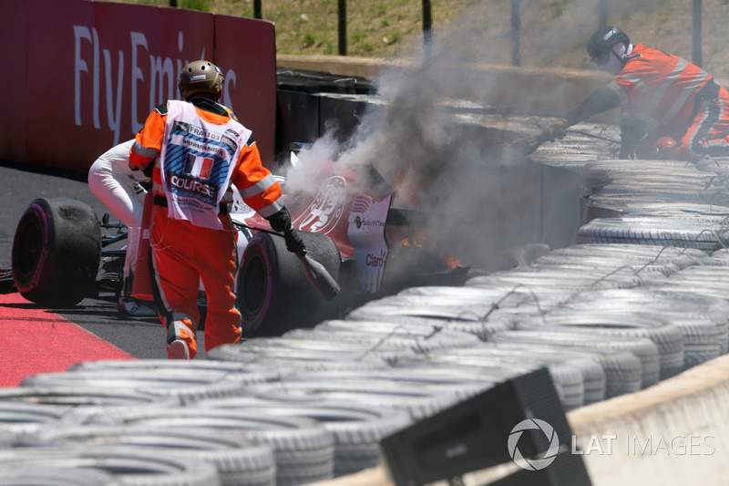 Marcus Ericsson, Sauber C37 crashes in FP1 and catches fire