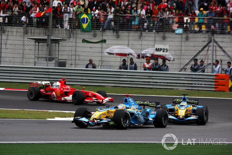 Fernando Alonso, Renault R26 leads Giancarlo Fisichella, Renault R26 and Michael Schumacher, Ferrari 248 F1