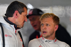 Guenther Steiner, Haas F1 Team Principal Kevin Magnussen, Haas F1