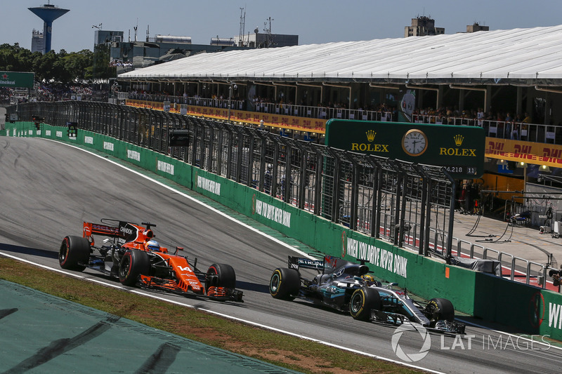 Fernando Alonso, McLaren MCL32 et Lewis Hamilton, Mercedes-Benz F1 W08 en lutte