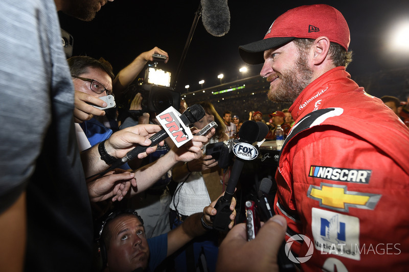 Dale Earnhardt Jr., Hendrick Motorsports Chevrolet tiene una fiesta con los miembros de su equipo