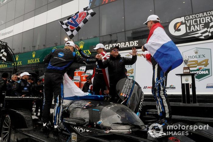 #10 Wayne Taylor Racing Cadillac DPi: Renger Van Der Zande, Jordan Taylor, Fernando Alonso, Kamui Kobayashi, victory celebration, podium