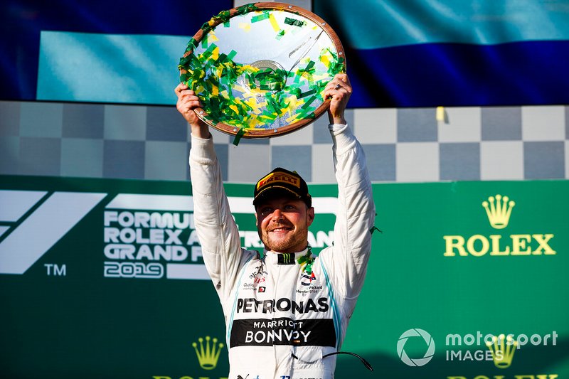 Valtteri Bottas, Mercedes AMG F1, vincitore, solleva il suo trofeo