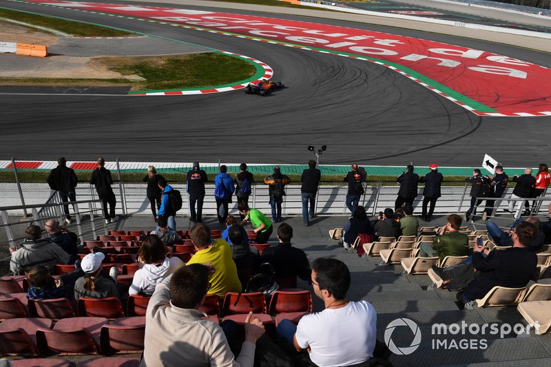 Fans watch Lando Norris, McLaren MCL34