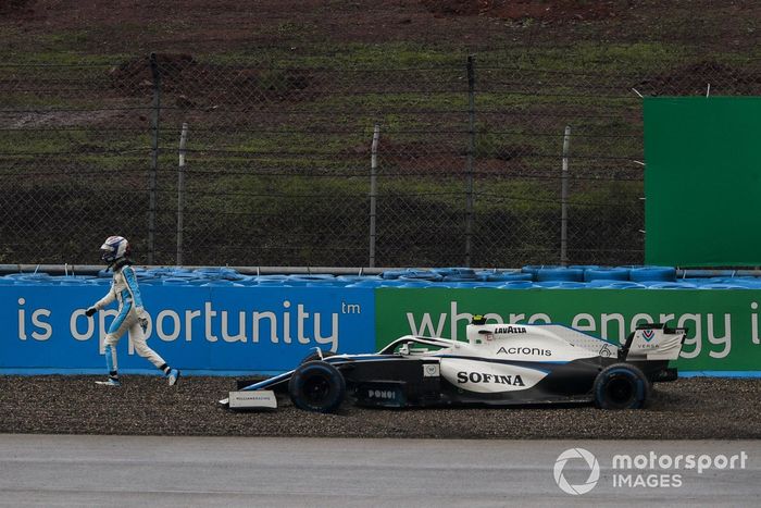 Nicholas Latifi, Williams Racing, se aleja de su monoplaza varado