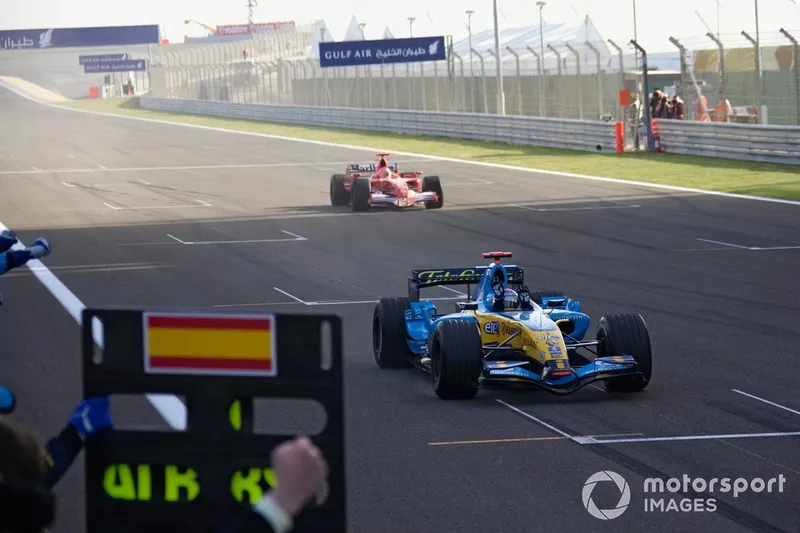 Fernando Alonso, Renault R26, gana por delante de Michael Schumacher, Ferrari 248 F1