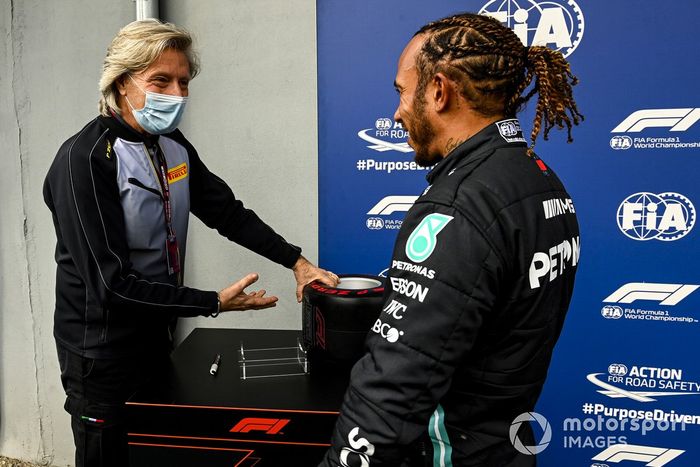 Lewis Hamilton, Mercedes recibe el premio Pirelli Pole Position