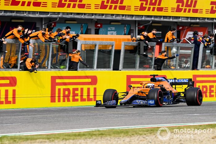 Daniel Ricciardo, McLaren MCL35M cruza la meta