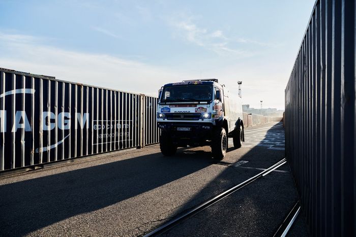 Embarque del Dakar 2021 en Marsella