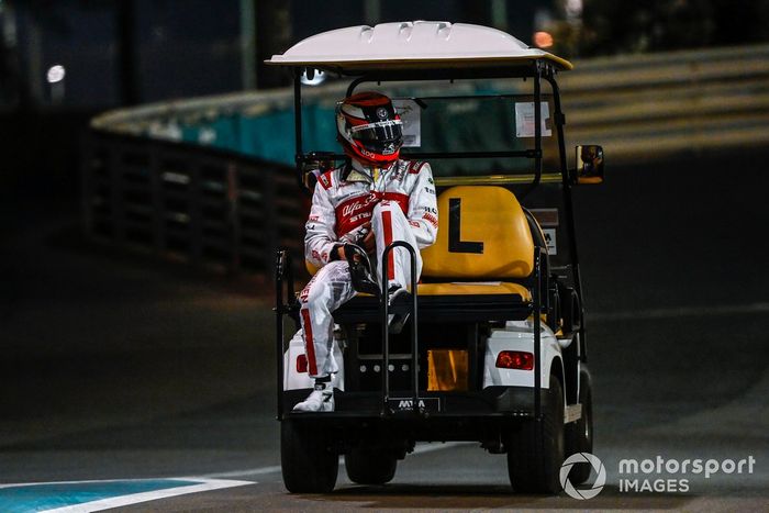 Kimi Raikkonen, Alfa Romeo Racing C39 es llevado a los pits después de que su monoplaza se incendiara