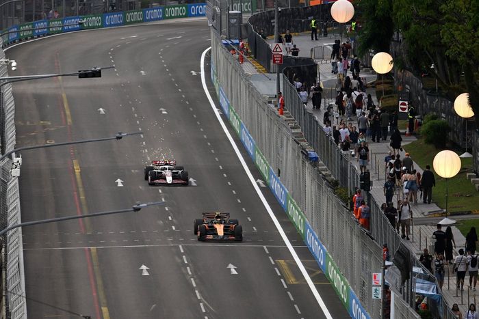 Lando Norris, McLaren, Oliver Bearman, Haas F1 Team