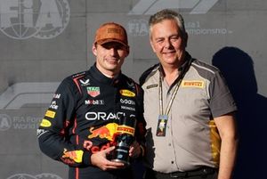 Mario Isola, Director de Pirelli F1, Max Verstappen, Red Bull Racing