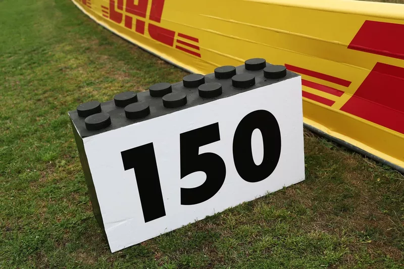 Un tableau de marquage LEGO sur le bord de la piste