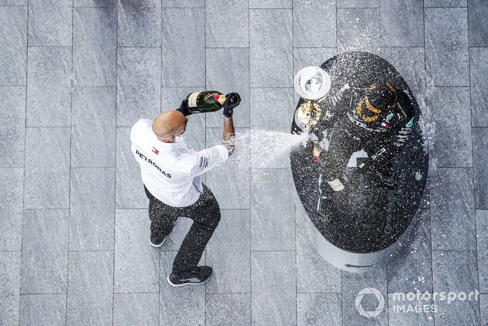 Podio: ganador de la carrera Valtteri Bottas, Mercedes-AMG F1, tercer lugar Lewis Hamilton, Mercedes-AMG F1