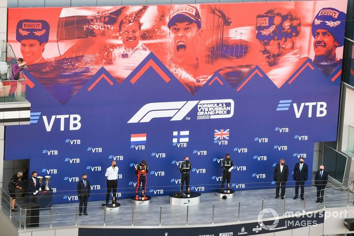 Podio: ganador Valtteri Bottas, Mercedes-AMG F1,segundo lugar Max Verstappen, Red Bull Racing, y el tercer lugar Lewis Hamilton, Mercedes-AMG F1