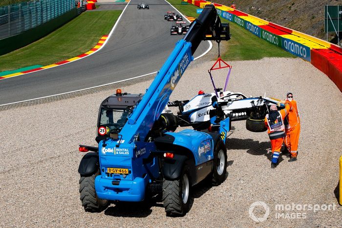 Oficiales retiran el monoplaza de George Russell, Williams FW43