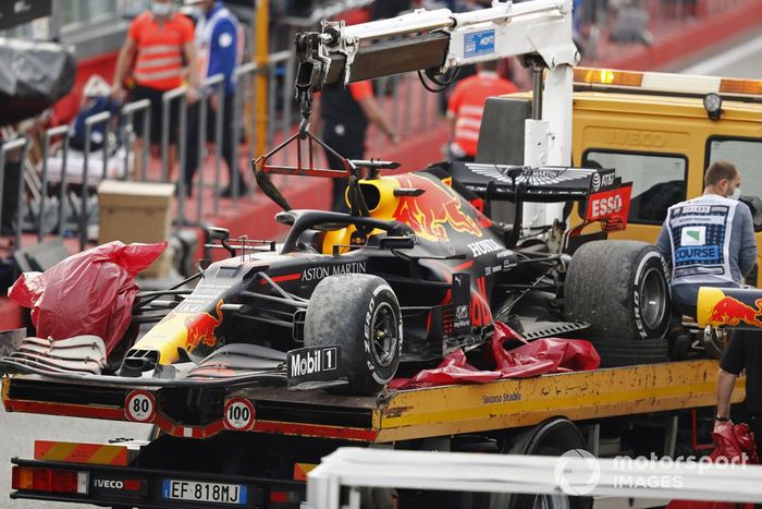 El coche de Max Verstappen, Red Bull Racing RB16, en una grúa