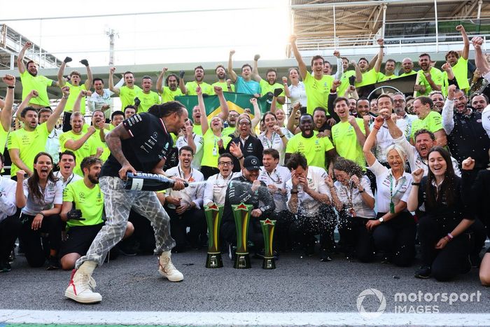 Lewis Hamilton, Mercedes, Peter Bonnington, ingeniero de carrera, Mercedes AMG, Valtteri Bottas, Mercedes, 3ª posición, Toto Wolff, director del equipo y consejero delegado, Mercedes AMG, y el equipo Mercedes celebran la victoria tras la carrera