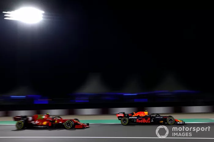 Sergio Pérez, Red Bull Racing RB16B, Carlos Sainz Jr, Ferrari SF21