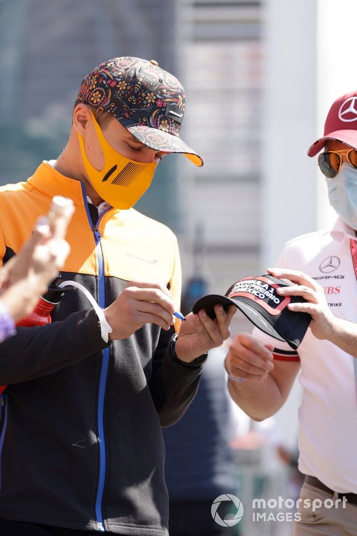 Lando Norris, McLaren, firma una gorra