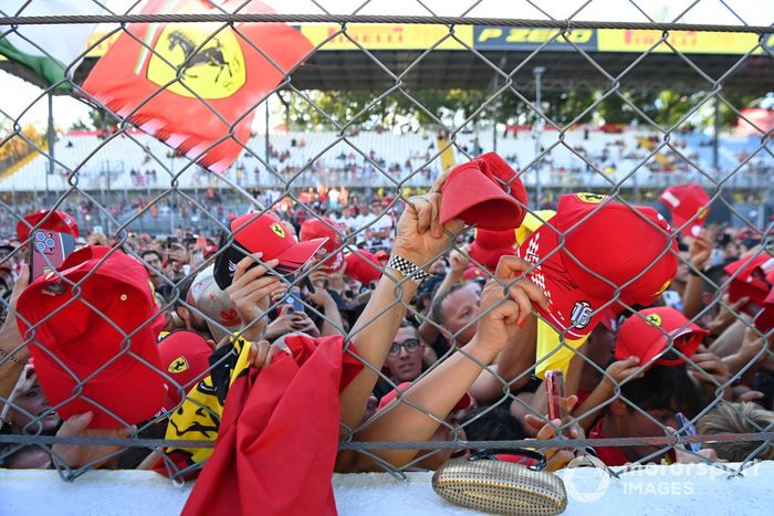 Los fans se reúnen para pedir autógrafos después de la carrera