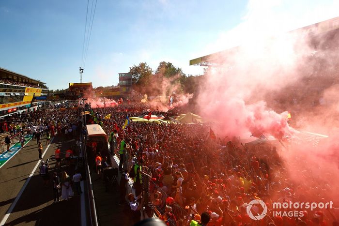 Fans invaden la pista para la ceremonia del podio