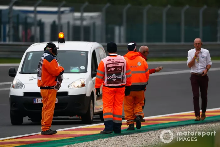 Los oficiales de pista y un miembro de la FIA realizan inspecciones en la pista