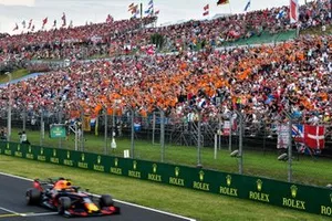 Polesitter Max Verstappen, Red Bull Racing RB15 poseert met zijn fans