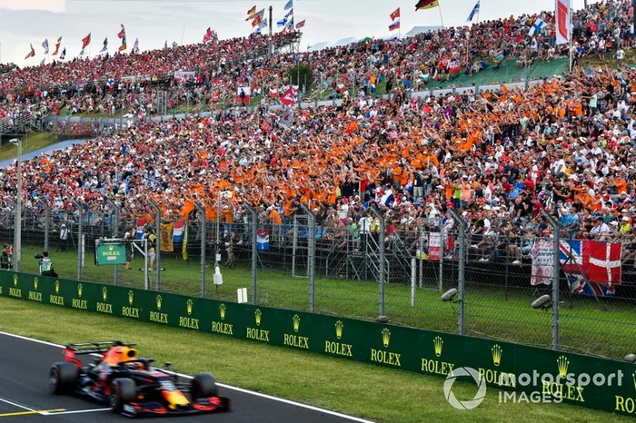 Ganador de la pole Max Verstappen, Red Bull Racing celebra en Parc Ferme