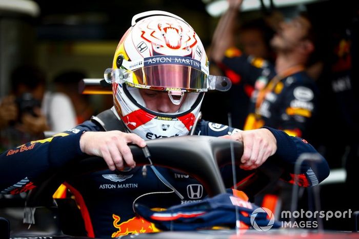 Max Verstappen, Red Bull Racing, se instala en su asiento