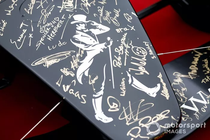 Firmas en el Johnnie Walker Caparo T1