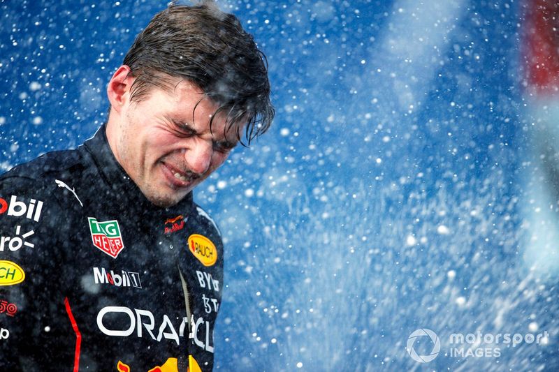 Max Verstappen, Red Bull Racing, 1ª posición, rocía de champagne el podio