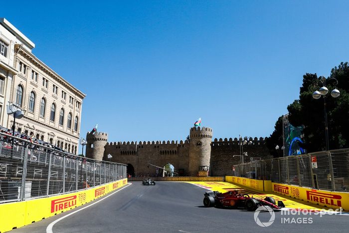 Carlos Sainz, Ferrari F1-75, George Russell, Mercedes W13