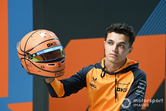 Lando Norris, sesión de fotos de McLaren con un casco con diseño de balón de  baloncesto de la NBA
