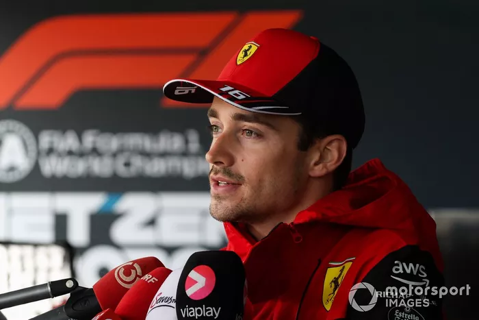 Charles Leclerc, Ferrari, habla con los medios de comunicación