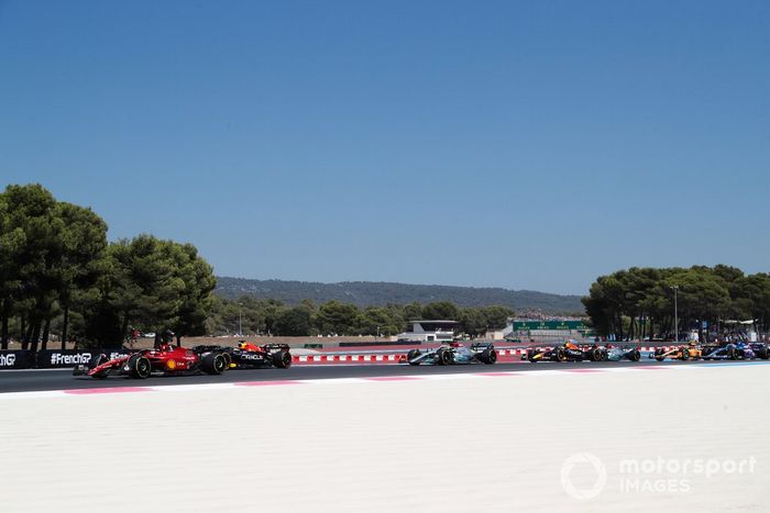 Charles Leclerc, Ferrari F1-75, Max Verstappen, Red Bull Racing RB18, Lewis Hamilton, Mercedes W13, Sergio Pérez, Red Bull Racing RB18, el resto de la parrilla en la primera vuelta