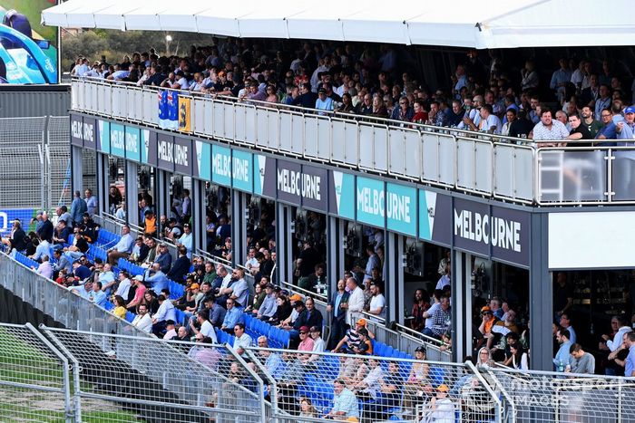 Aficionados en el paddock club