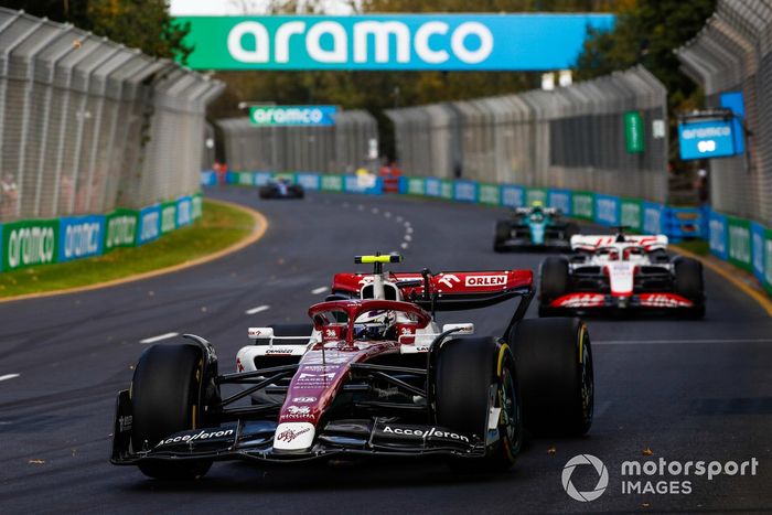 Zhou Guanyu, Alfa Romeo C42, Kevin Magnussen, Haas VF-22, Sebastian Vettel, Aston Martin AMR22