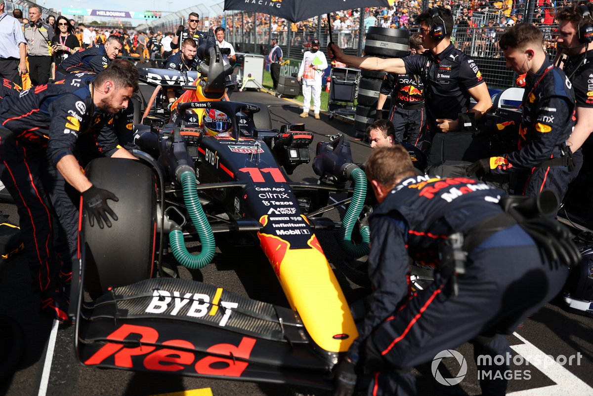 Mechanics on the grid with Sergio Perez, Red Bull Racing RB18