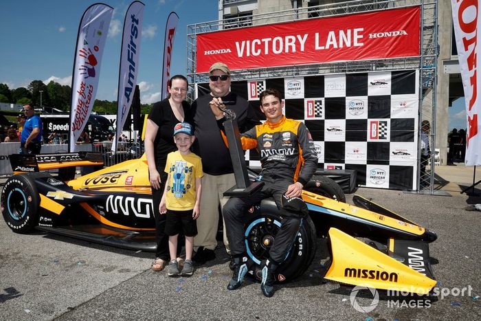  Patricio O'Ward, Arrow McLaren SP Chevrolet, podio, Rusty, Beth y Thomas, Rusty's BBQ 