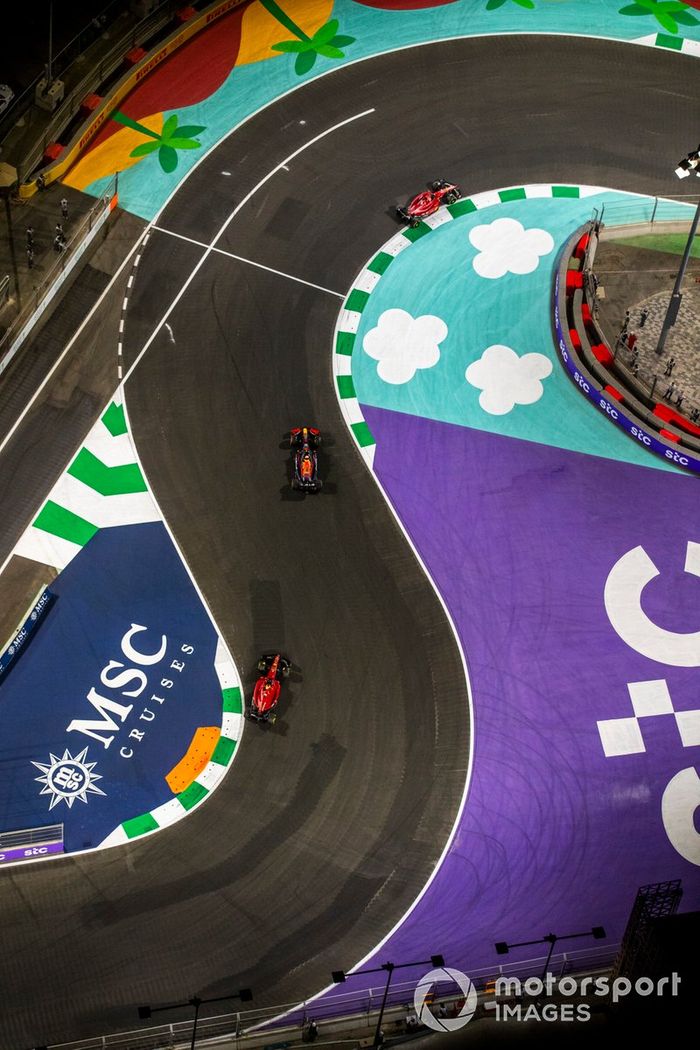 Charles Leclerc, Ferrari F1-75, Max Verstappen, Red Bull Racing RB18, Carlos Sainz Jr., Ferrari F1-75