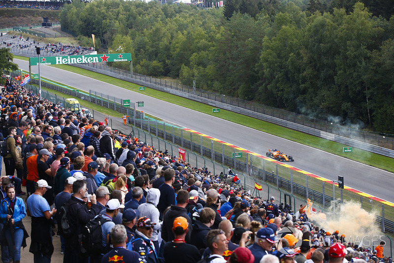 Fernando Alonso, McLaren MCL33, passes a bank of spectators