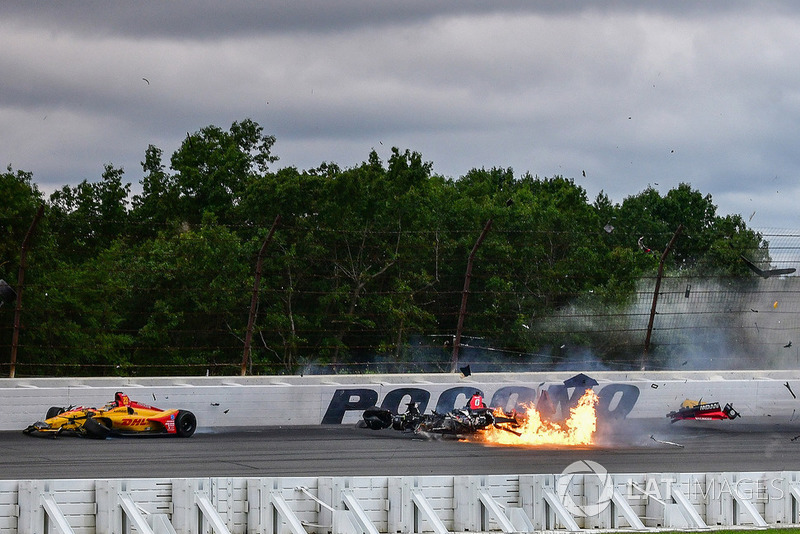 El accidente entre Robert Wickens, Schmidt Peterson Motorsports Honda, James Hinchcliffe, Schmidt Peterson Motorsports Honda, Ryan Hunter-Reay, Andretti Autosport Honda, Pietro Fittipaldi, Dale Coyne Racing Honda / Todd Dziadosz