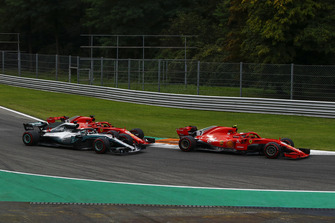 Sebastian Vettel, Ferrari SF71H touche Lewis Hamilton, Mercedes AMG F1 W09 alors que Kimi Raikkonen, Ferrari SF71H mène