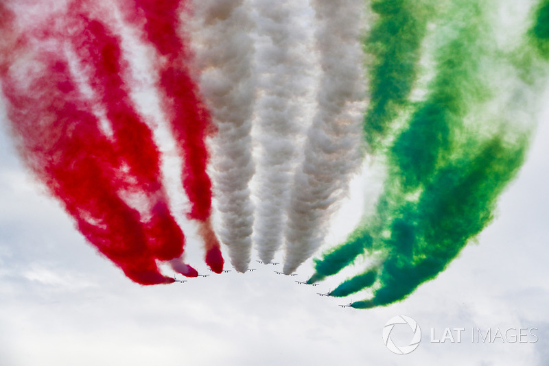 Frecce Tricolori beraksi di udara