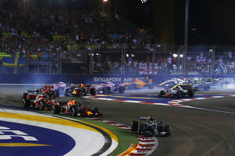 Lewis Hamilton, Mercedes AMG F1 W09 EQ Power+ devant Max Verstappen, Red Bull Racing RB14 et Sebastian Vettel, Ferrari SF71H