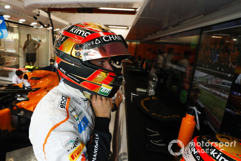 Stoffel Vandoorne, McLaren MCL33, met son casque dans le garage